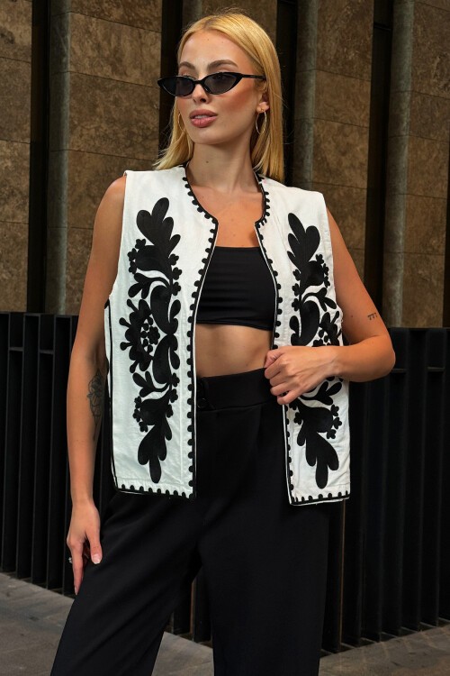 Siyah Nakış İşlemeli Özel Tasarım Keten Yelek