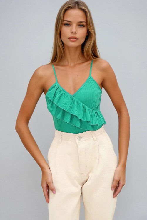 Yeşil V Yaka Ayarlanabilir Askılı Önü Fırfırlı Örme Bluz