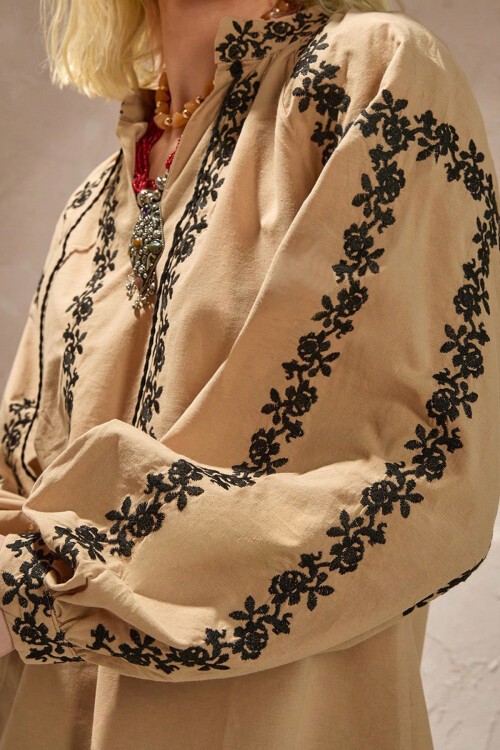 Bej Etnik Desenli Balon Kol Önü Bağlamalı V Yaka Bluz