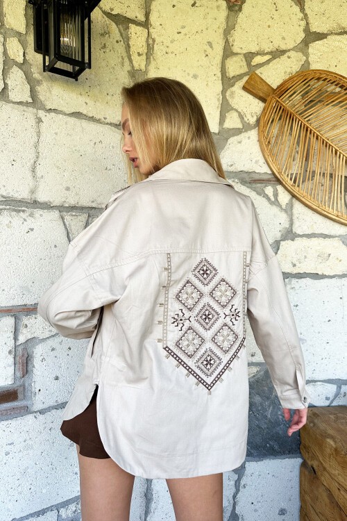 Bej Çift Cepli Omuzları Ve Sırtı Nakışlı Çıtçıt Kapamalı Oversize Gabardin Ceket