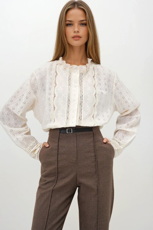 Ekru Yakası Fırfırlı Nakış İşlemeli Fisto Gömlek