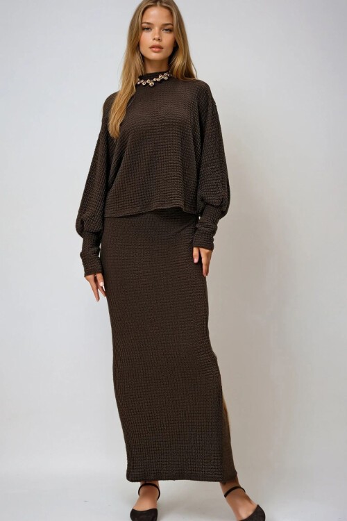 Kahverengi Dik Yaka Prenses Kol Geniş Kesim Gofre Kumaş Bluz Ve Yırtmaçlı Etek Takım