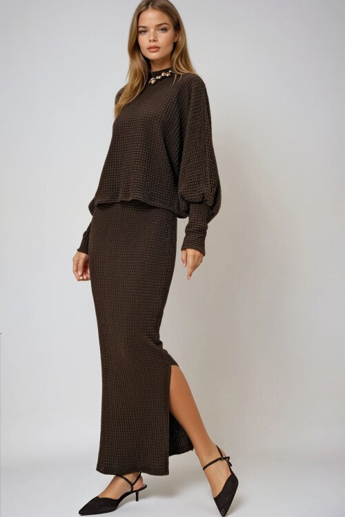 Kahverengi Dik Yaka Prenses Kol Geniş Kesim Gofre Kumaş Bluz Ve Yırtmaçlı Etek Takım