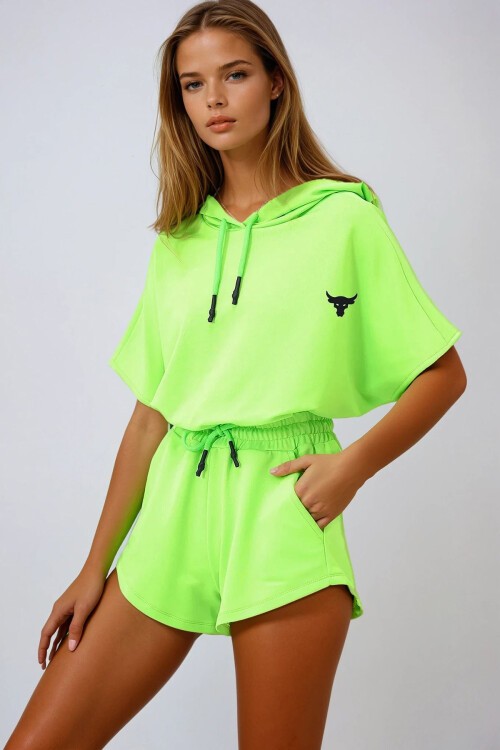 Neon Yeşil Kapüşonlu Crop Sweatshirt Ve Şortlu Takım