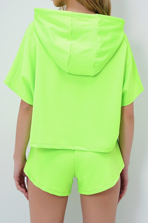 Neon Yeşil Kapüşonlu Crop Sweatshirt Ve Şortlu Takım