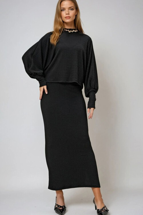 Siyah Dik Yaka Prenses Kol Geniş Kesim Gofre Kumaş Bluz Ve Yırtmaçlı Etek Takım