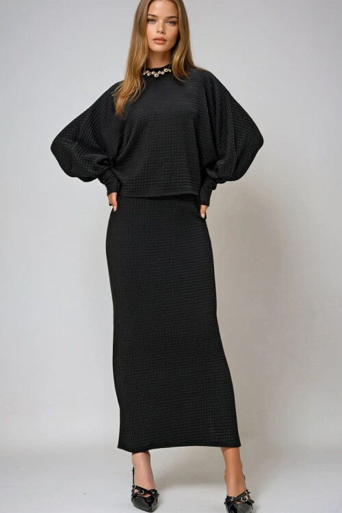 Siyah Dik Yaka Prenses Kol Geniş Kesim Gofre Kumaş Bluz Ve Yırtmaçlı Etek Takım
