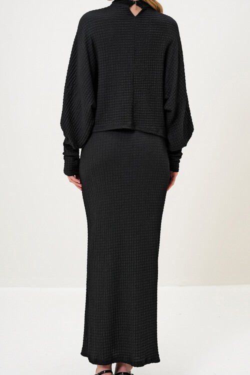 Siyah Dik Yaka Prenses Kol Geniş Kesim Gofre Kumaş Bluz Ve Yırtmaçlı Etek Takım