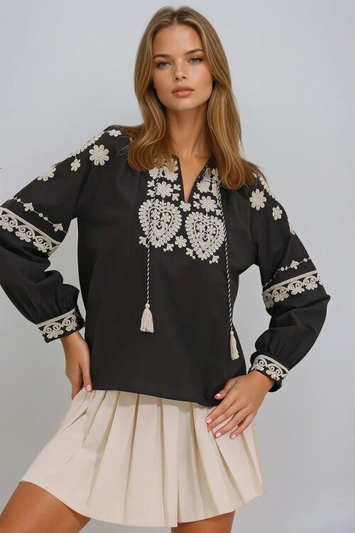 Siyah Hakim Yaka Nakışlı Dokuma Bluz