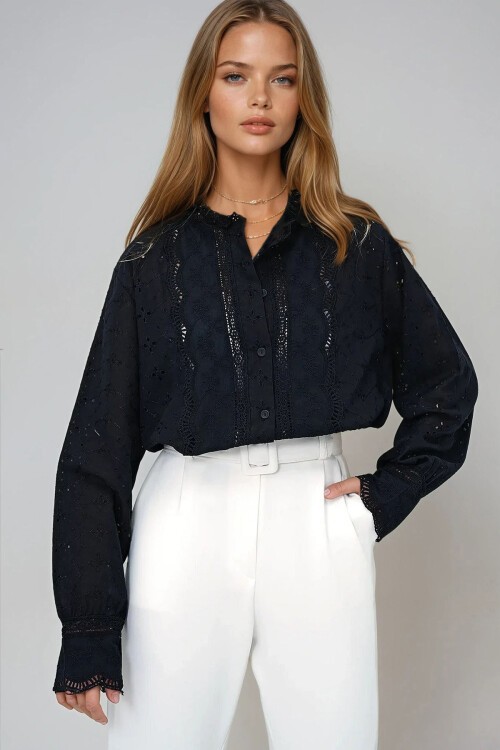 Siyah Yakası Fırfırlı Nakış İşlemeli Fisto Gömlek