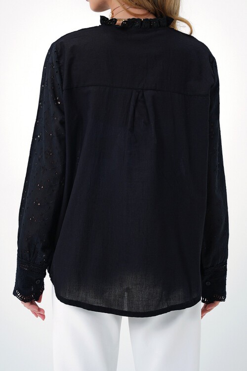 Siyah Yakası Fırfırlı Nakış İşlemeli Fisto Gömlek