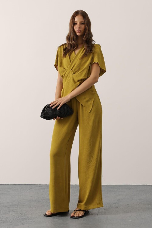 Yağ Yeşili Asimetrik Kesim Bluz Ve Beli Lastikli Pantolon Takım