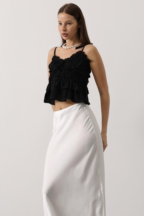 Siyah Öpücük Yaka Askılı Fırfırlı Bluz