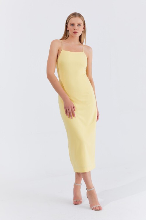 Sarı Askılı Bağlama Detaylı Desenli Midi Boy Elbise