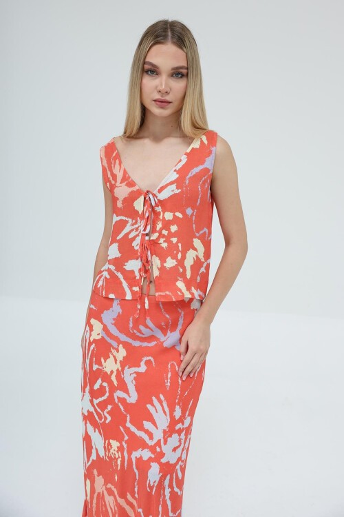 Kırmızı Bağcıklı Kolsuz Bluz Ve Maxi Boy Astarlı Desenli Etek Takım