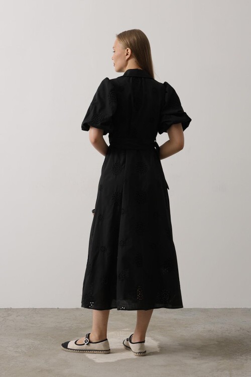 Siyah Astarlı Balon Kol Kemer Detaylı Nakışlı Elbise