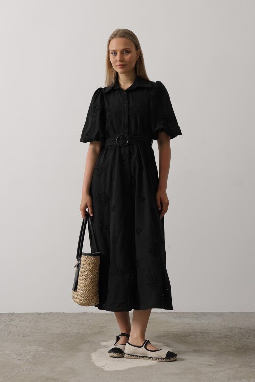 Siyah Astarlı Balon Kol Kemer Detaylı Nakışlı Elbise