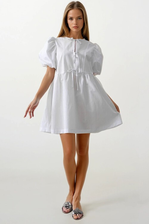 Beyaz Balon Kol Kurdale Detaylı Pileli Mini Elbise