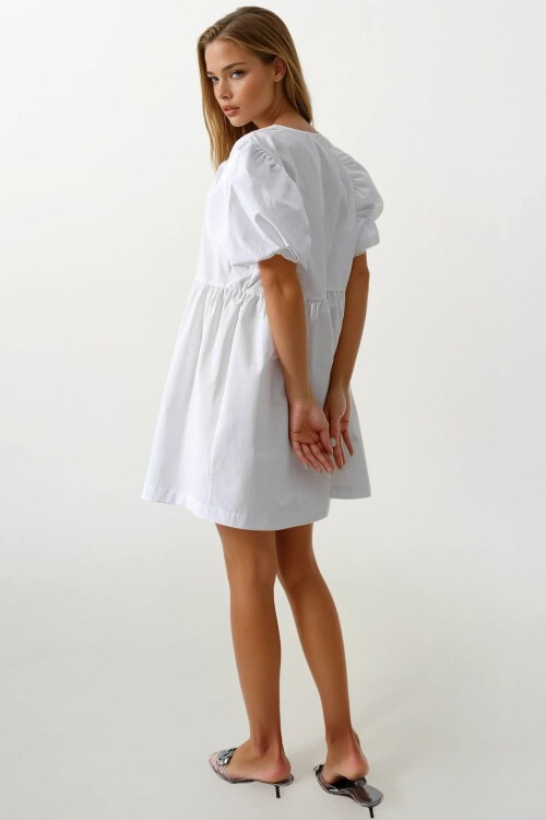Beyaz Balon Kol Kurdale Detaylı Pileli Mini Elbise