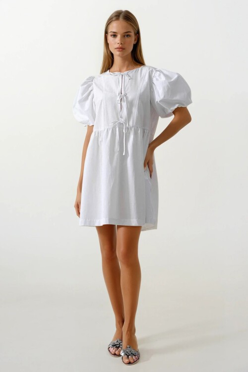 Beyaz Balon Kol Kurdale Detaylı Pileli Mini Elbise