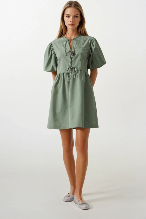 Haki Balon Kol Kurdale Detaylı Pileli Mini Elbise