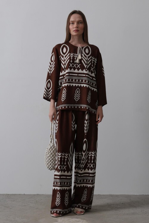 Kahve Etnik Desenli Bağcık Detaylı Bluz Ve Beli Lastikli Pantolon Takım