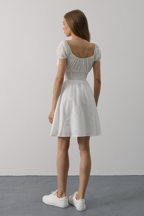 Beyaz U Yaka Düğme Detaylı Beli Korseli Mini Elbise