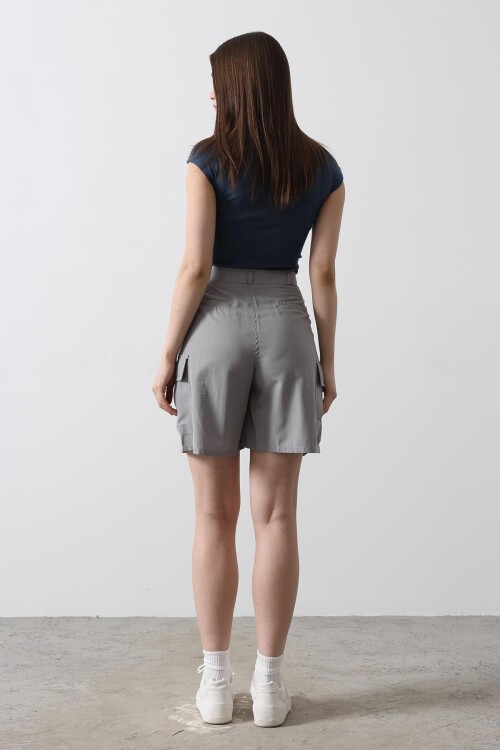 Gri Çift Cepli Düğme Kapamalı Kargo Cepli Şort