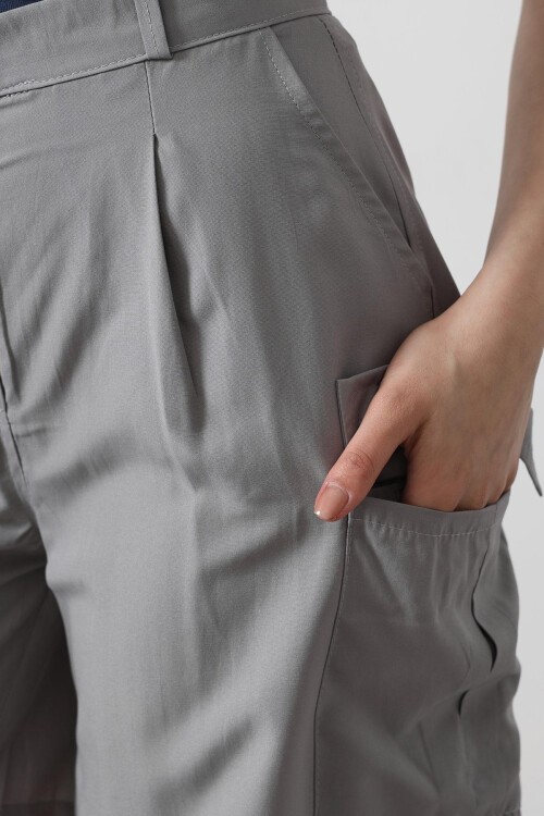 Gri Çift Cepli Düğme Kapamalı Kargo Cepli Şort