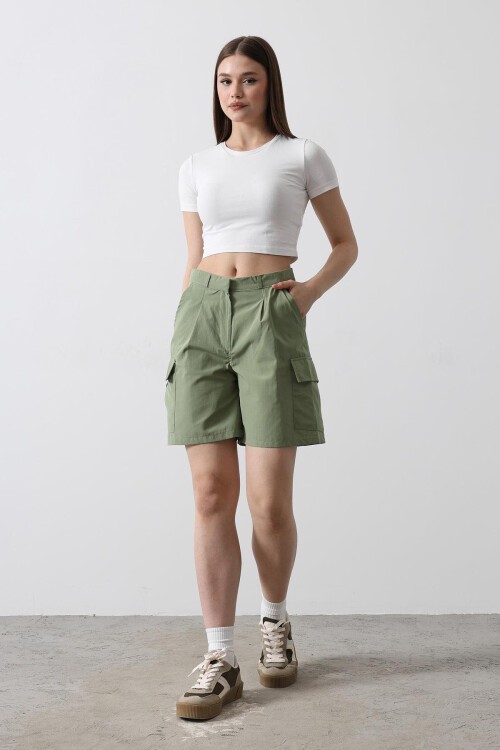 Haki Çift Cepli Düğme Kapamalı Kargo Cepli Şort