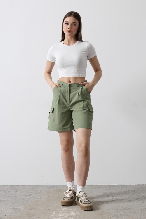 Haki Çift Cepli Düğme Kapamalı Kargo Cepli Şort