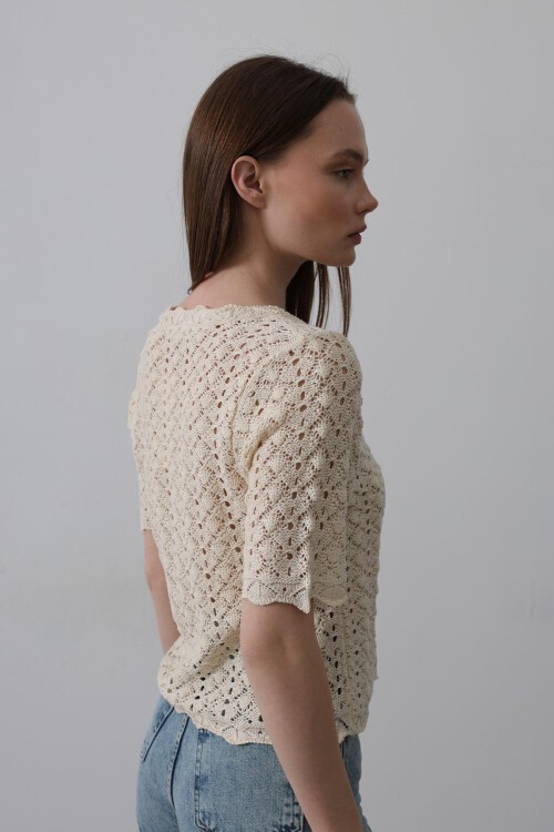 Ekru Dantel İşlemeli Ajurlu Triko Bluz