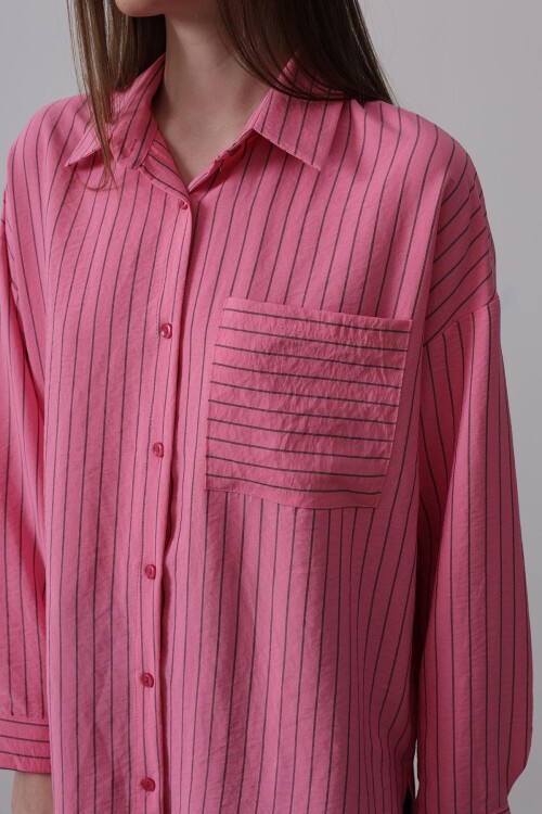 Pembe Çizgili Tek Cepli Oversize Gömlek
