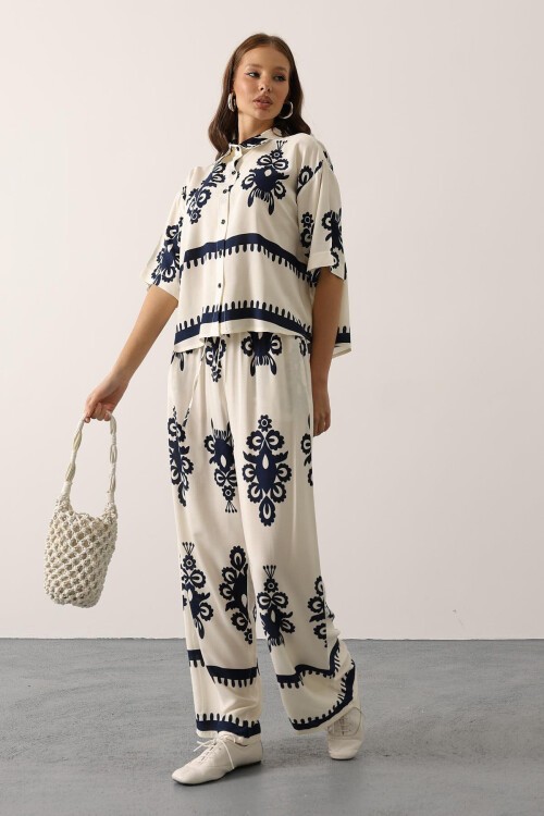 Beyaz Desenli Kısa Kol Gömlek Ve Pantolon Takım