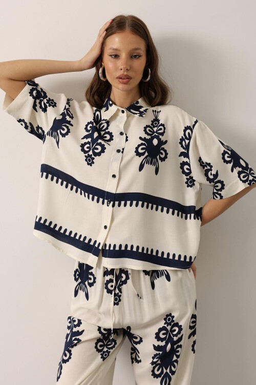 Beyaz Desenli Kısa Kol Gömlek Ve Pantolon Takım