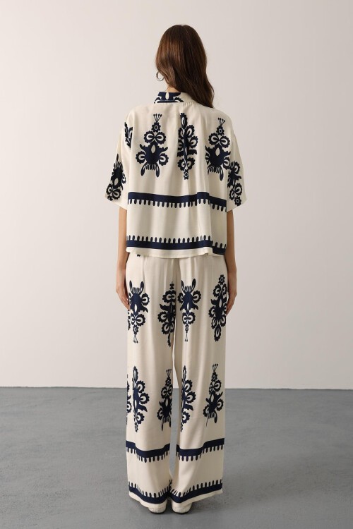 Beyaz Desenli Kısa Kol Gömlek Ve Pantolon Takım