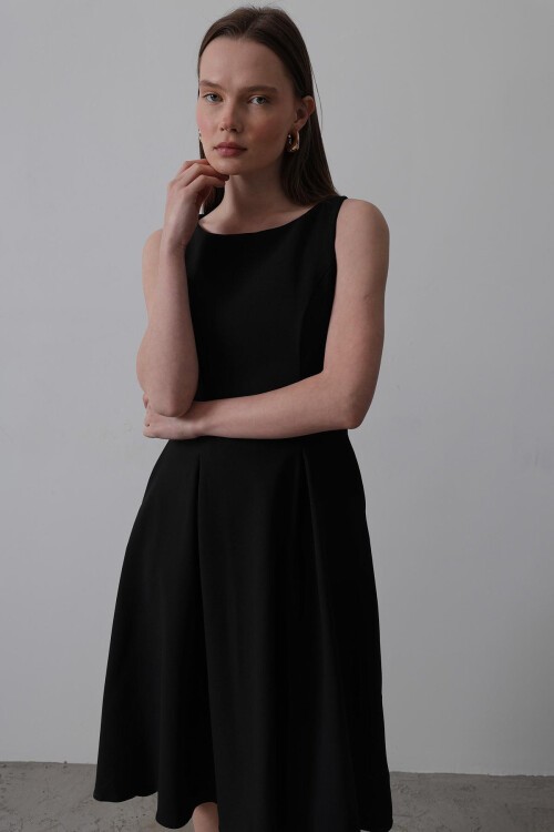 Siyah Kolsuz Eteği Pileli Midi Boy Elbise