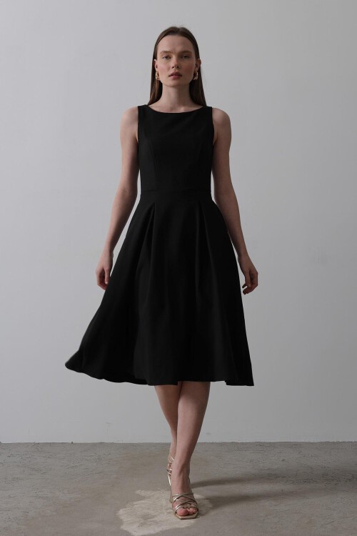 Siyah Kolsuz Eteği Pileli Midi Boy Elbise