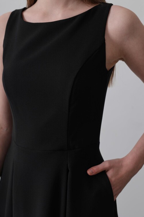 Siyah Kolsuz Eteği Pileli Midi Boy Elbise