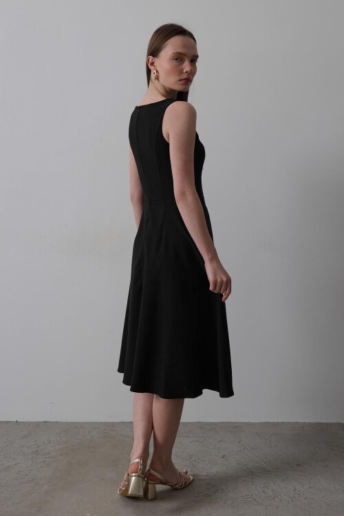 Siyah Kolsuz Eteği Pileli Midi Boy Elbise