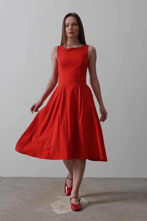 Kırmızı Kolsuz Eteği Pileli Midi Boy Elbise