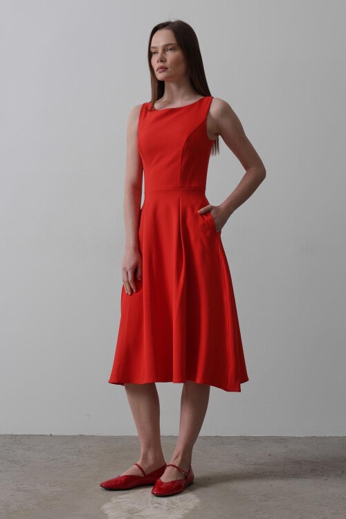 Kırmızı Kolsuz Eteği Pileli Midi Boy Elbise