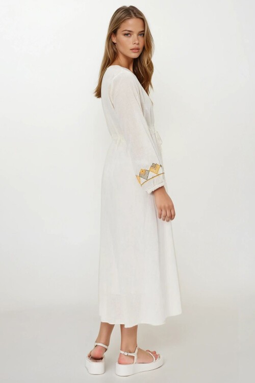 Beyaz V Yaka Etnik Desenli Midi Boy Elbise