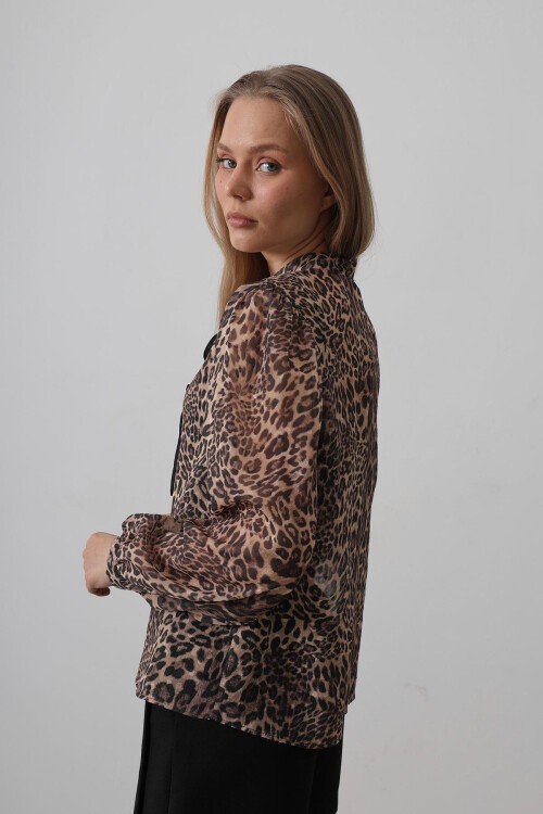 Leopar Fiyonk Detaylı Düğmeli Leopar Bluz