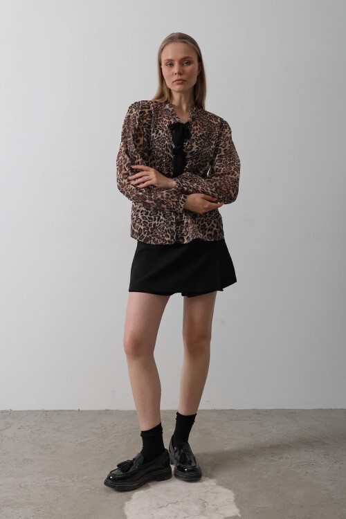 Leopar Fiyonk Detaylı Düğmeli Leopar Bluz
