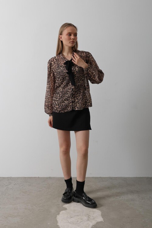 Leopar Fiyonk Detaylı Düğmeli Leopar Bluz