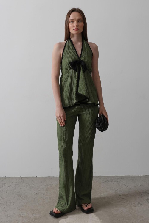 Haki Boyundan Geçmeli Fiyonk Detaylı Bluz Ve Pantolon Örme Takım