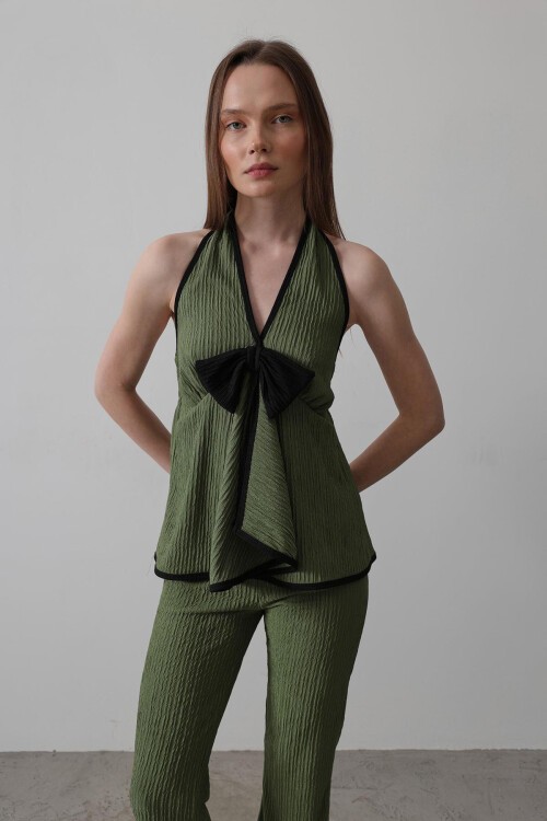 Haki Boyundan Geçmeli Fiyonk Detaylı Bluz Ve Pantolon Örme Takım