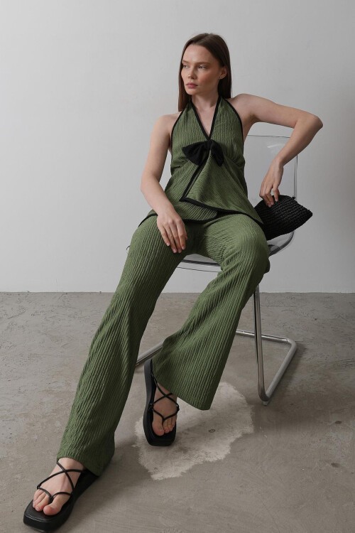 Haki Boyundan Geçmeli Fiyonk Detaylı Bluz Ve Pantolon Örme Takım