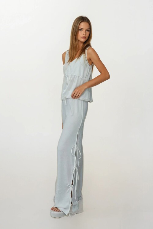 Beyaz Fiyonklu Bluz Ve Beli Lastikli Pantolon Takım